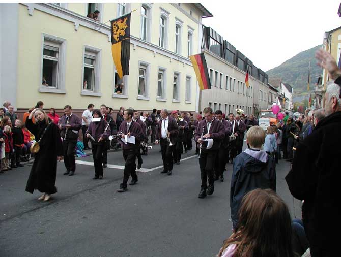 Foto A.M.Brass Band tijdens de Winzerfestzug