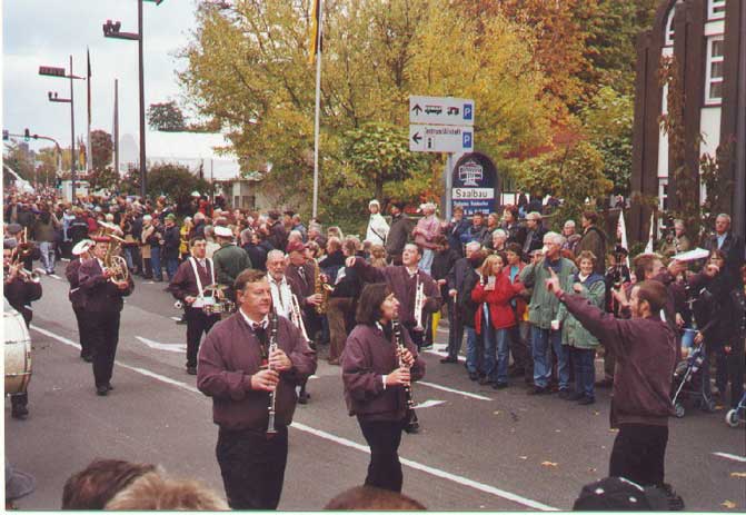 Foto A.M.Brass Band tijdens de Winzerfestzug