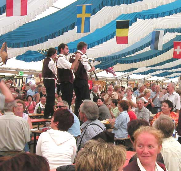 photo Bart, Lander and Ronny playing the Borsicka polka